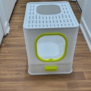 White and Green Cat Litter Box.15"H X 18" L X 14" W